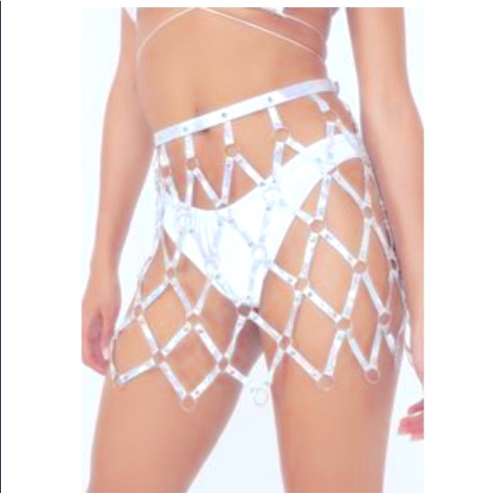 Skirt caged